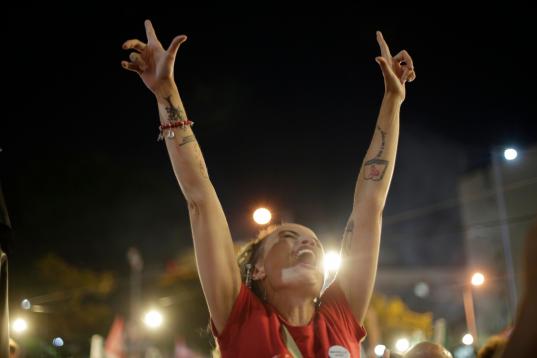 Detalle de una simpatizante del izquierdista Partido de los Trabajadores, celebrando la victoria de Lula.