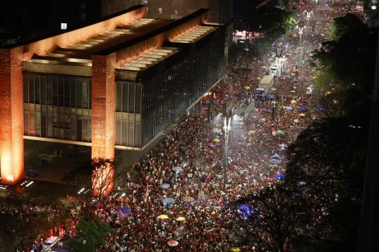 Miles de simpatizantes de Luiz Inácio Lula da Silva celebran la victoria en la Avenida Paulista en Sao Paulo (Brasil).