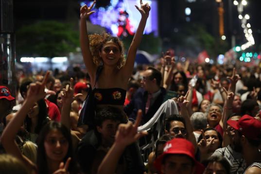 Simpatizantes de Luiz Inácio Lula da Silva celebran el triunfo en la segunda ronda de las elecciones presidenciales, en la Avenida Paulista en Sao Paulo (Brasil).