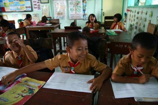 El estudiante indonesio Wahyu (centro), de 8 años, durante una clase. La foto es del 31 de mayo de 2013. 