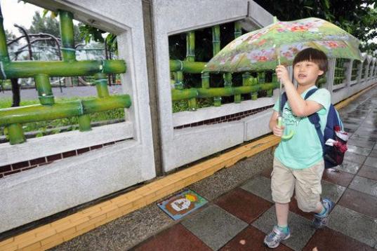 Esta fotografía, del 5 de junio de 2013, muestra a Ryan Kao, un alumno de siete años, caminando hacia su colegio en Taipei, capital de Taiwan.