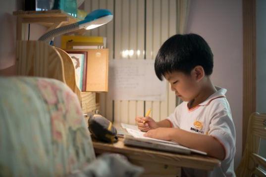 Wei Hanqi, 9 años, hace sus deberes en su casa de Pekín, el 19 de junio de 2013.