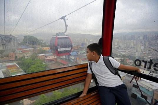 Leobardo Medina, venezolano de 8 años, va a la escuela en Caracas, el 20 de junio de 2013. 