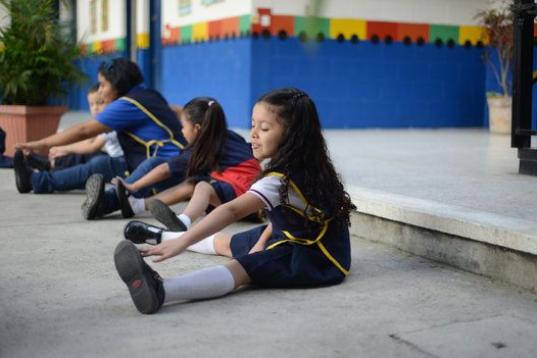 Valentina Rodas estira en su escuela de Guatemala, en julio de 2013.