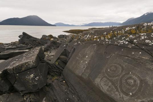 Wrangell cuenta con uno de los sitios con mayor concentración de petroglifos del mundo. Hay más de 40 grabados en roca pertenecientes a tribus indoamericanas (se cree que, específicamente, los Tlingit), todos en rocas situadas cerca de lugare...