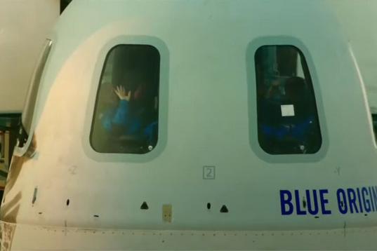 Los cuatro nuevos astronautas, dentro de la nave perteneciente a la compañía Blue Origin, del propio Jeff Bezos