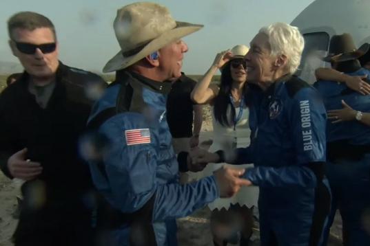 Jeff Bezos celebra su 'hito' junto a su compañera Wally Funk, pionera de la aeronáutica, de 82 años