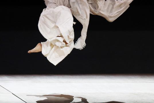 Un bailarín llevando a cabo una performance durante la apertura de los JJOO.
