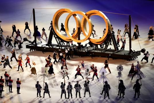 Los aros olímpicos de Tokyo 2020 durante la ceremonia de apertura.