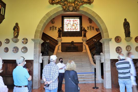 El busto del dictador todavía corona la escalinata de la entrada principal