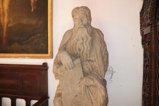 Una de las estatuas del Mestre Mateo, en el interior de la capilla del pazo de Meirás