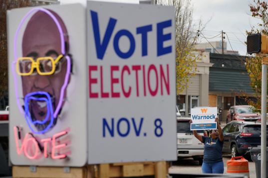 Cartel animando al voto con la cara del reverendo Warnock, senador demócrata de Georgia.