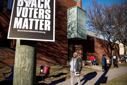 Cartel antirracista con el mensaje "los votantes negros importan" a las puertas de un centro de votación en Michigan.