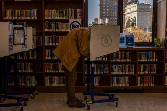Votantes en la biblioteca pública de Brooklyn en Nueva York.