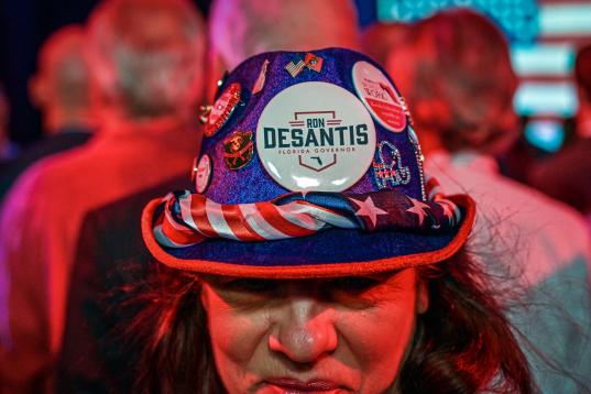 Una mujer luce un sombrero en apoyo al gobernador republicano de Florida Ron DeSantis.