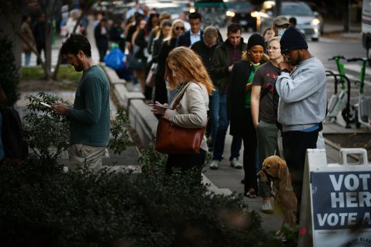 Votantes haciendo cola para votar en el Centro de la comunidad judía en Washington. 