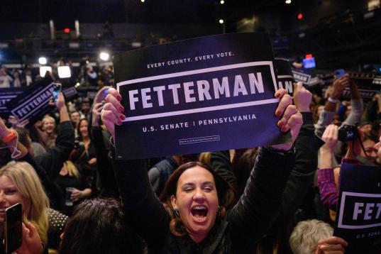 Personas apoyando al candidato demócrata John Fetterman en Pittsburgh, Pennsylvania.