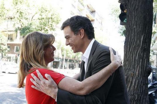 La presidenta de Andalucía y Sánchez se abrazan el 14 de julio de 2014 en las puertas de Ferraz después de que el madrileño ganara la consulta para ser el líder del partido.