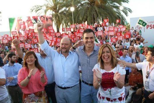 Mitin de final de campaña de las elecciones del 26-J. Sánchez rodeado por Verónica Pérez ("La autoridad soy yo"), Antonio Pradas (encargado de entregar las firmas de los dimitidos) y Susana Díaz.