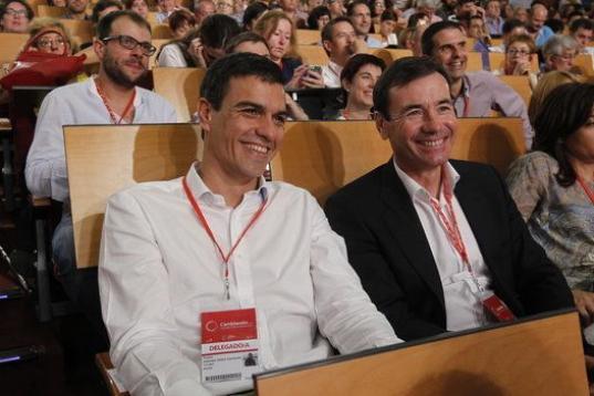 Pedro Sánchez y Tomás Gómez se sientan juntos en el congreso extraordinario del PSOE en julio de 2014. Un año más tarde el ex líder quitaría de su puesto a Gómez, quien la semana pasada se vengaría firmando su dimisión de la Ejecutiva ...