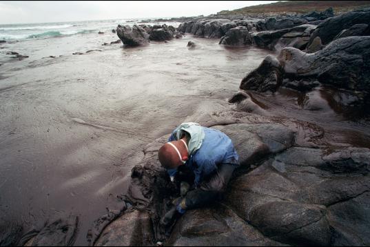 Un voluntario, en la Costa da Morte, totalmente superado por el desastre ambiental.