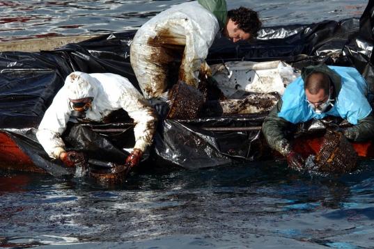 Pescadores de Cangas do Morrazo (Pontevedra) sacando fuel desde su propia embarcación.
