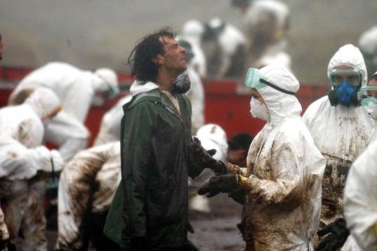 Voluntarios limpiando chapapote el 1 de diciembre de 2002 en Muxía (A Coruña).