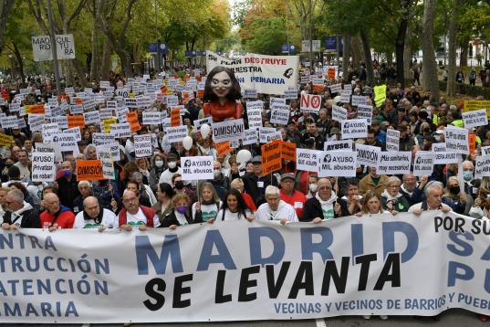 Miles de personas se manifiestan en Madrid en defensa de la sanidad pública.