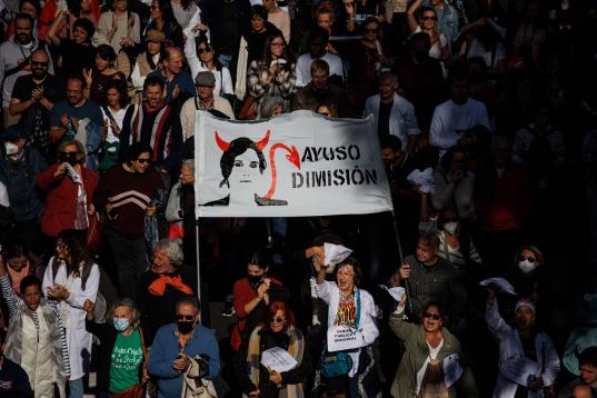 Miles de personas se manifiestan en Madrid en defensa de la sanidad pública.