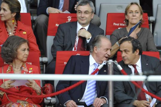 Tras el gol de Fernando Torres en el final de la Eurocopa, todo el palco lo celebró. La reina Sofía quiso dar un beso en la mejilla al rey emérito, pero al verlo él se giró de inmediato. 