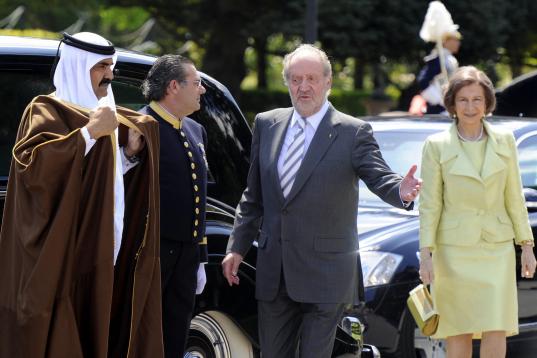 Los reyes recibieron en el aeropuerto al jeque de Qatar y a su esposa. Con el bastón, el rey apartó a la reina Sofía de la alfombra roja.