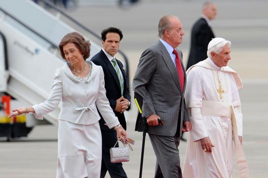 Con la llegada del papa Benedicto XVI a España, el pontífice comenzó a caminar entre los reyes. Juan Carlos ordenó a la emérita que se cambiara de lugar para quedar él en el centro.