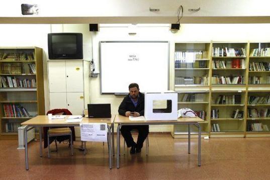 Oriol Junqueras mira el móvil en la mesa de votación.