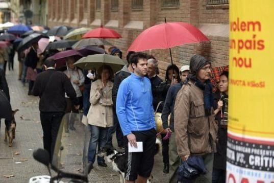 A pesar de la lluvia, hay colas en los colegios abiertos para la votación.