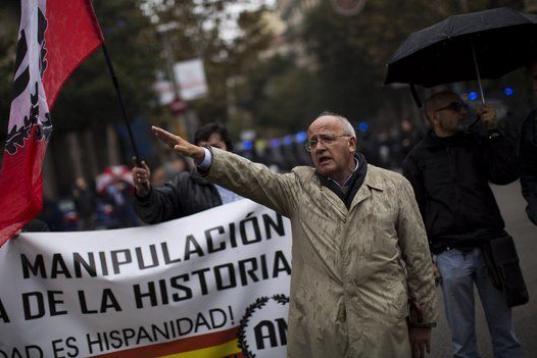 Anticatalanistas de extrema derecha saludan al sonar el himno franquista durante una manifestación contra el 9N en Cataluña.