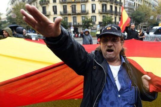 Un participante en una manifestación contra el 9N en Barcelona realiza el saludo franquista.