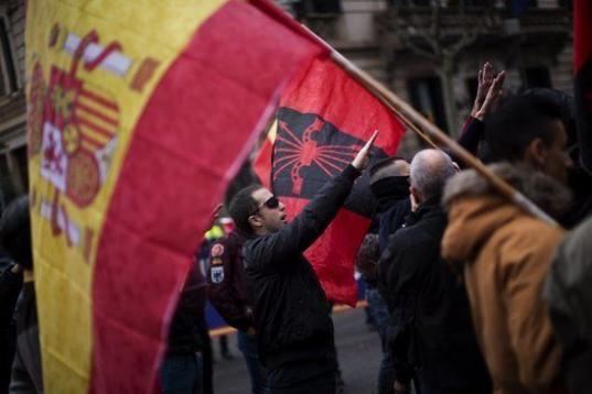 Fascistas realizan el saludo al himno de Franco durante una manifestación antiindependentista en Barcelona contra el 9N.