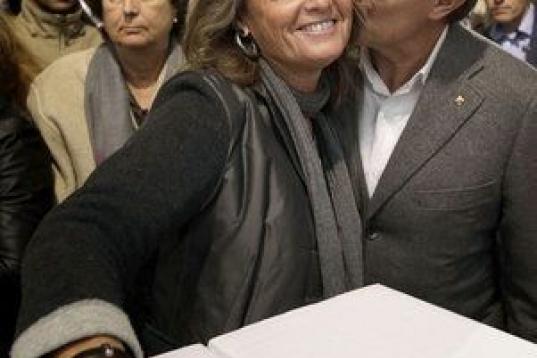 El presidente de la Generalitat, Artur Mas, besa a su sposa, Helena Rakosnik en la Scola Pia de Balmes.