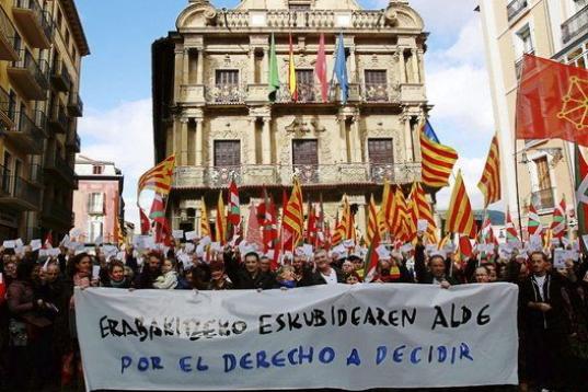 Asistentes al acto unitario en solidaridad con Cataluña y en favor del derecho a decidir , convocado por los partidos EH Bildu y Geroa Bai, y los sindicatos LAB, ELA, EHNE, CGT, STEE-EILAS y ESK , celebrado en la Plaza del Ayuntamiento de Pamplona.