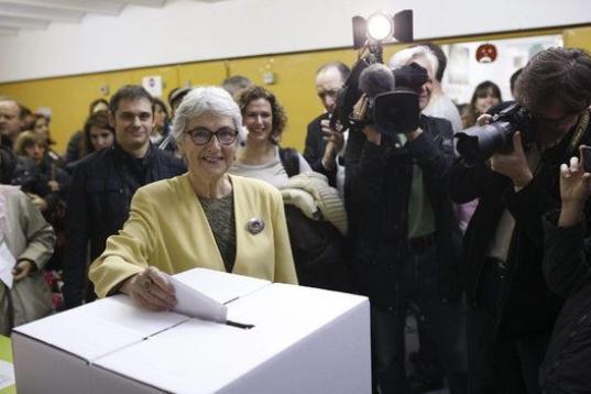 La presidenta de Òmnium Cultural Muriel Casals, deposita su voto.