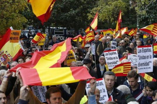 La plataforma Todos somos Cataluña ha convocado un acto por la unidad de España en la madrileña plaza de Cataluña.
