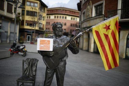 Una estatua del compositor vasco Jose Maria Iparraguirre, adornada con una urna y una bandera independentista catalana en Gernica (País Vasco).