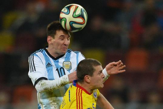 Lionel Messi pelea el balón con Cristian Bourceanu en el juego de preparación entre Argentina y Rumania el pasado 5 de marzo de 2014.