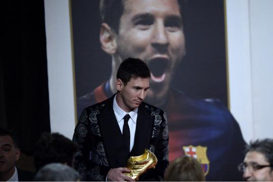 Lionel Messi recibió el miércoles su tercera Bota de Oro como máximo goleador de las ligas europeas la temporada pasada