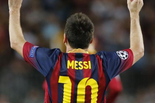 El jugador del Barcelona, Lionel Messi, festeja un gol contra Ajax en la Liga de Campeones el miércoles, 18 de septiembre de 2013, en Barcelona. (AP Photo/Emilio Morenatti)