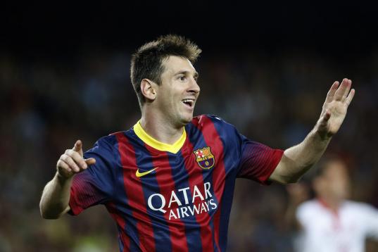 El argentino Lionel Messi celebra tras marcar un gol para el Barcelona en la victoria 3-2 ante Sevilla el sábado 14 de septiembre de 2013 (AP Foto/Emilio Morenatti)