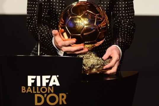 FIFA Ballon d'Or award winner Barcelona's Argentinian forward Lionel Messi holds his trophy during the FIFA Ballon d'Or awards ceremony at the Kongresshaus in Zurich on January 7, 2013.   AFP PHOTO / OLIVIER MORIN        (Photo credit should rea...
