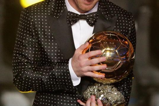 ZURICH, SWITZERLAND - JANUARY 07:  Lionel Messi of Argentina receives the FIFA Ballon d'Or 2012 trophy on January 7, 2013 in Zurich, Switzerland.  (Photo by Christof Koepsel/Getty Images)