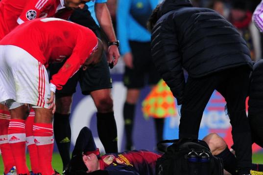 Barcelona's Argentinian forward Lionel Messi reacts after being injured during the UEFA Champions League football match FC Barcelona vs SL Benfica at the Camp Nou stadium in Barcelona on December 5, 2012.  AFP PHOTO / LLUIS GENE        (Photo cr...