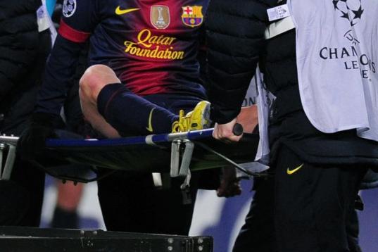 Barcelona's Argentinian forward Lionel Messi leaves the pitch on a stretcher after being injured during the UEFA Champions League football match FC Barcelona vs SL Benfica at the Camp Nou stadium in Barcelona on December 5, 2012.  AFP PHOTO / LL...